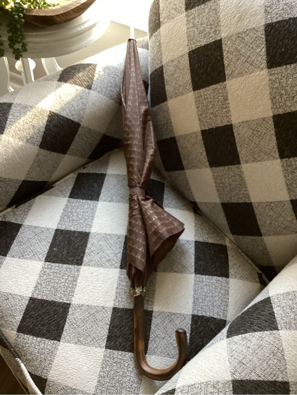 Herman Miller Classic Brown Wooden-Handle Umbrella vintage quality RARE